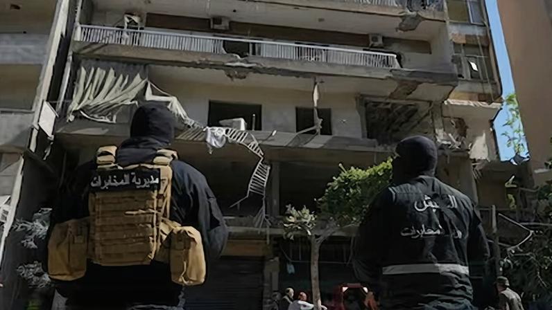 Miembros de la inteligencia militar libanesa, frente al edificio bombardeado por Israel, este domingo en Dahiye, al sur de Beirut.