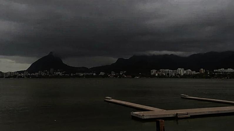 ZCAS continua ativa sobre o Sudeste e provoca mais chuva no RJ e em MG (Foto: Rio de Janeiro, RJ, por Carolina Pinheiro)