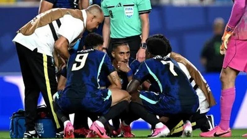 Raphinha sofre com bolhas, sente dores e é substituído pela Seleção