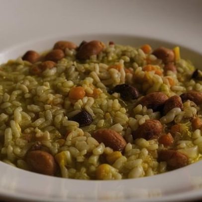 Cinco receitas criativas de almoço com arroz e feijão que fogem do tradicional