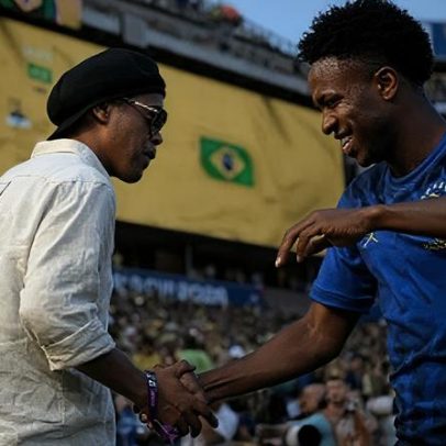 Ronaldinho Gaúcho encontra jogadores da Seleção em Brasil x Haiti