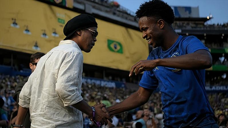Ronaldinho Gaúcho encontra jogadores da Seleção em Brasil x Haiti