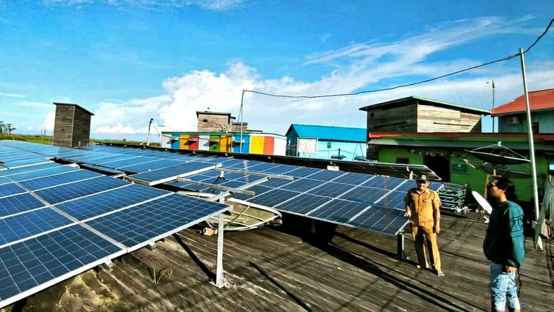 Rows of solar panels installed in Muara Enggelam. The energy from this has now become the primary source sustaining the residents’ lives and economic activities. Image by Yuda Almerio/Mongabay Indonesia.