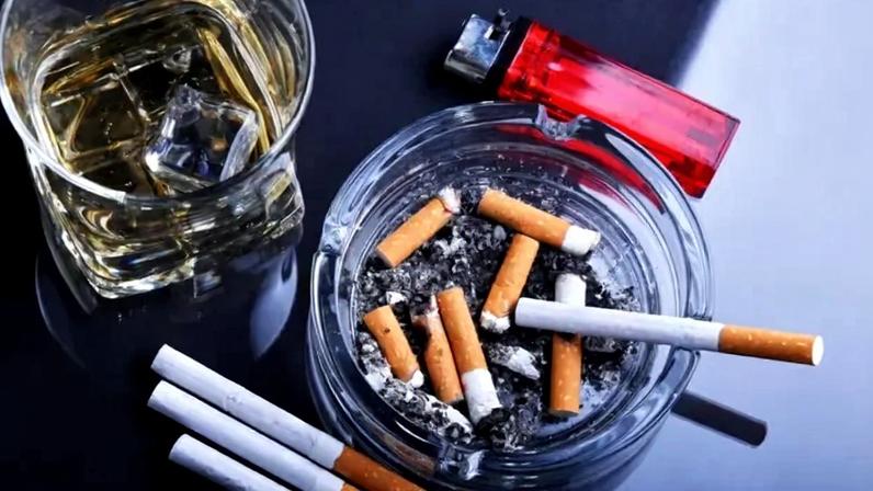 Beber álcool aumenta a vontade de fumar, segundo estudos