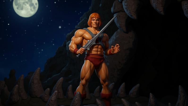 He-Man, personagem musculoso de cabelo laranja e pele bronzeada, em pose de batalha, segurando uma espada prateada. Ele usa uma armadura vermelha e azul, e botas vermelhas. O cenário é um terreno rochoso com formações pontiagudas, sob um céu roxo e uma lua amarela.