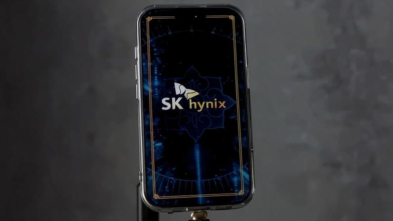 Logotipo da SK Hynix é exibido em celular na feira anual Computex, em Taipé, Taiwan