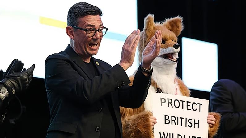Prefeito de Manchester vence eleição que pode substituir Starmer no Reino Unido
