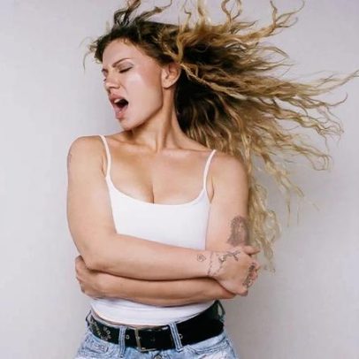 Slayyyter abre mão do glamour para se tornar estrela da música