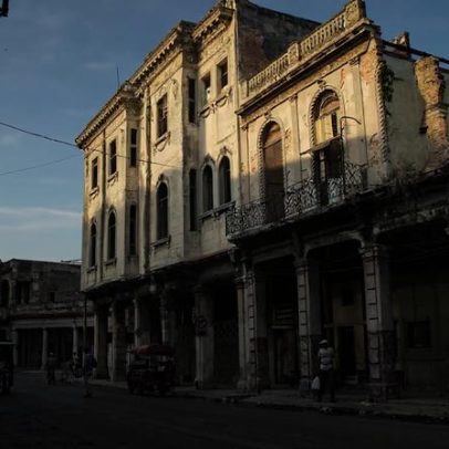 Cuba abre-se ao capitalismo e aprova reforma com banca e fim dos subsídios