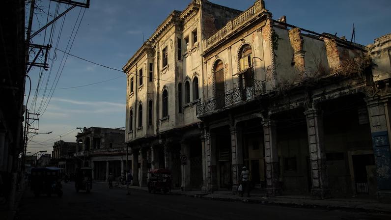 Cuba abre-se ao capitalismo e aprova reforma com banca e fim dos subsídios