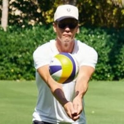 Tom Brady se arrisca no vôlei e brasileiros reagem