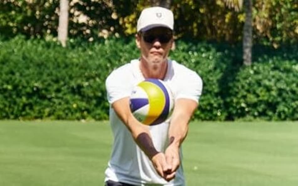 Tom Brady se arrisca no vôlei e bate bola com a filha (Foto: Reprodução/Instagram)
