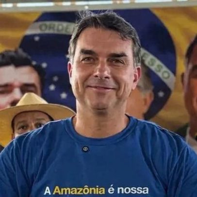 Flávio Bolsonaro afirma que camisa da seleção é dele após ensaio de Lula