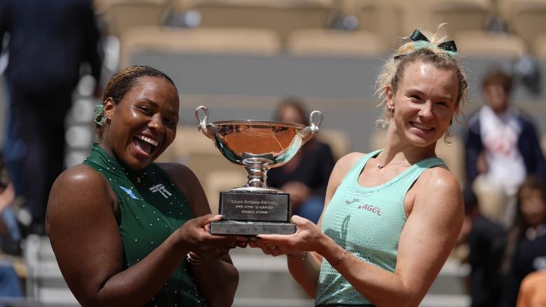 Siniakova e Townsend vencem Roland Garros e ampliam domínio
