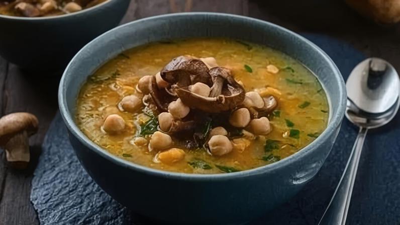 Sopa de grão-de-bico e cogumelo (Imagem: HD Food Stock Photos | Shutterstock)
