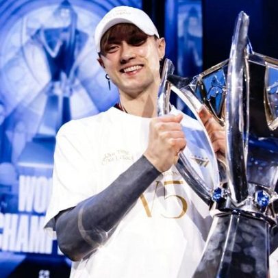 Rekkles recebe anel comemorativo pelo título da T1 no Worlds 2024