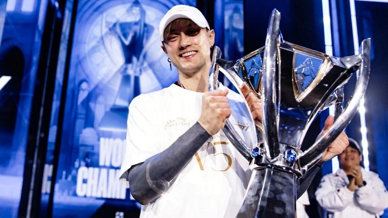 LoL: Rekkles recebe anel comemorativo do título da T1 no Worlds 2024