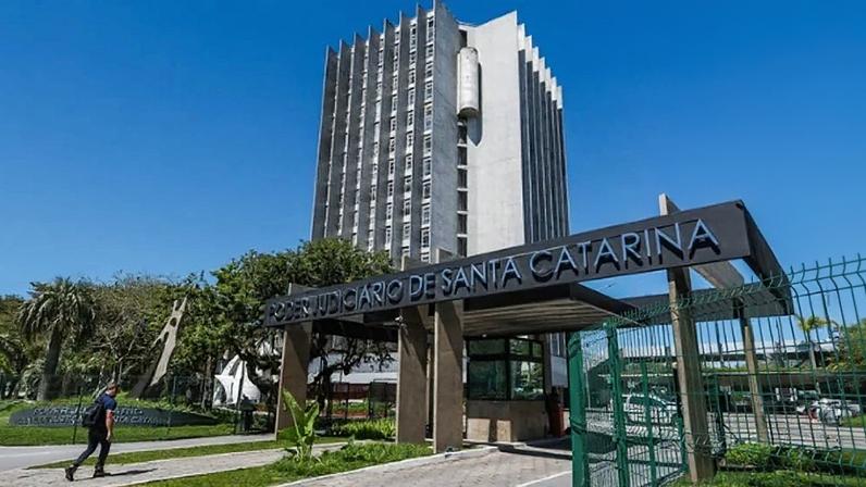Justiça de SC indeniza pais de criança morta após vaso sanitário se soltar