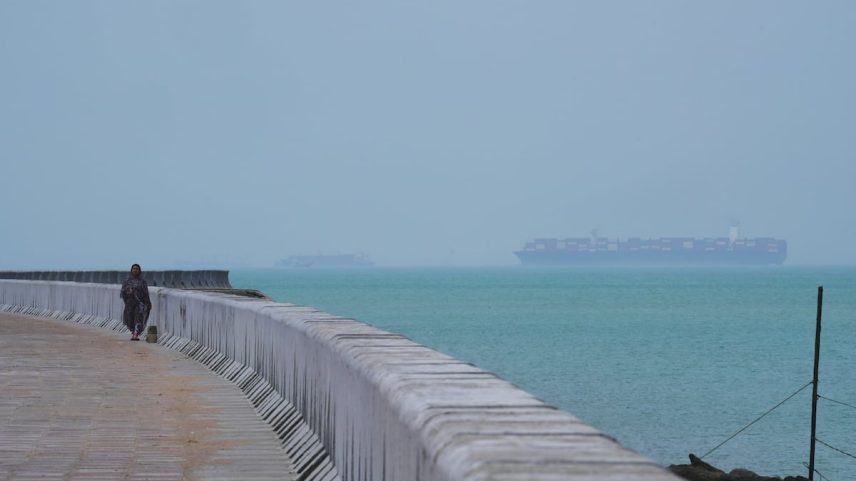 Una mujer camina en la isla de Qeshm (Irán), el pasado 28 de abril.