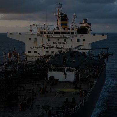 Forças especiais da Marinha britânica atacam petroleiro da flota fantasma russa no Canal da Mancha