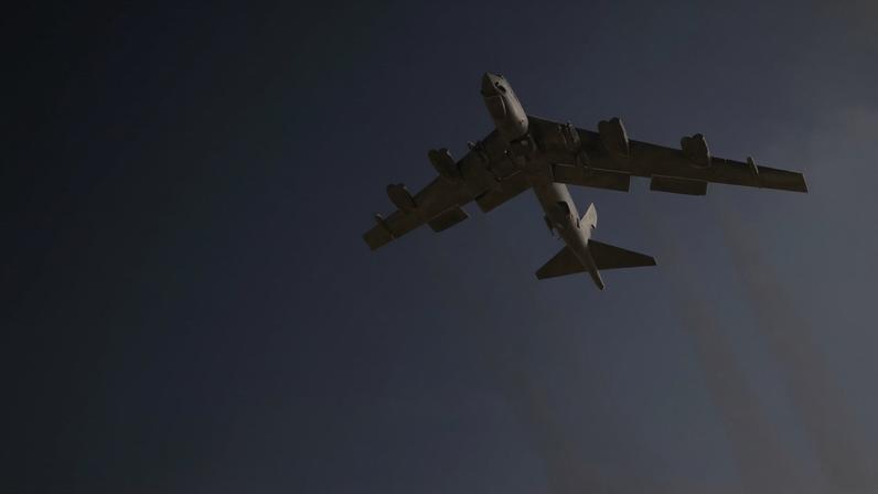B-52 Stratofortress dos EUA decola na Inglaterra em 15 de março de 2026. Foto: Henry Nicholls/AFP