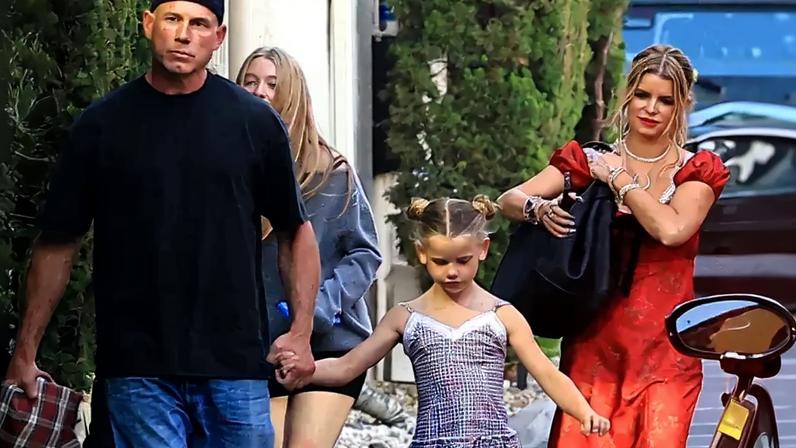 Jessica Simpson e Eric Johnson se reúnem para a formatura de Ace no 6º ano