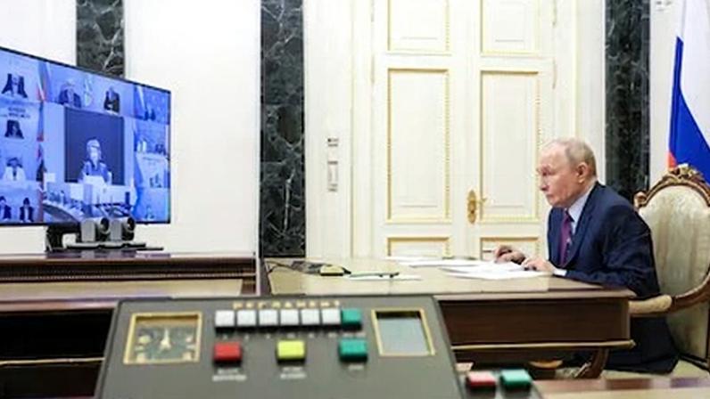 El presidente ruso, Vladimir Putin, asiste a una reunión del Consejo Presidencial para la Política Estatal de Promoción del Idioma Ruso y de las Lenguas de los Pueblos de Rusia, este martes en Moscú (Rusia). Vyacheslav Prokofyev (via REUTERS)