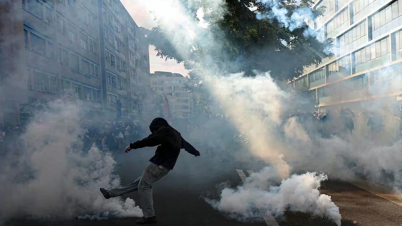 Choques entre la policía y los manifestantes en Ginebra, este domingo.