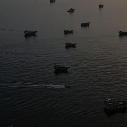 Navios iranianos cruzam o Estreito de Hormuz após anúncio de acordo EUA-Irã