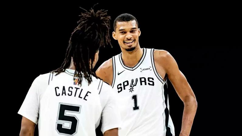 Um grande salto. O San Antonio Spurs ficou anos fora dos playoffs. Quando voltou, o time foi direto às finais da NBA. Mas para a offseason, a franquia precisa de alguns ajustes. O que fazer? Clique nas setas para ver.
