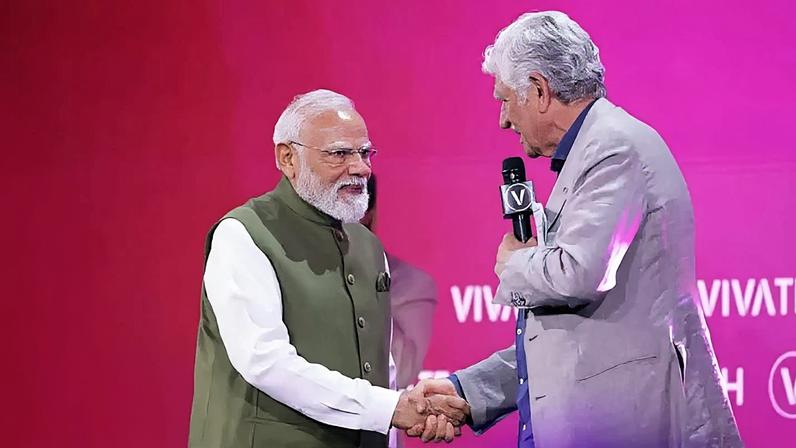 Narendra Modi, primeiro-ministro indiano, é recebido por Maurice Lévy, um dos executivos mais importantes do Publicis Groupe (Crédito: Viva Tech)
