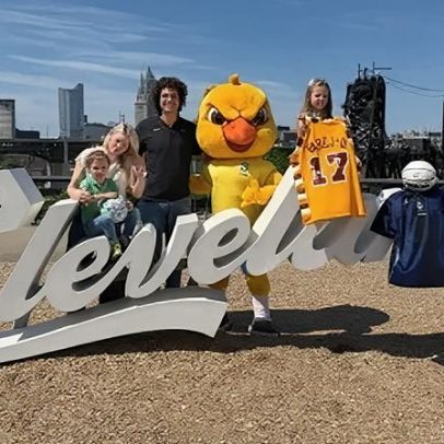 Varejão recebe Canarinho Pistola em Cleveland antes de amistoso da Seleção