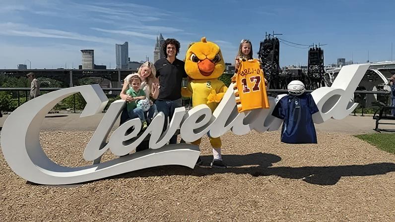 Anderson Varejão e os filhos ao lado do Canarinho Pistola, mascote da Seleção Brasileira
