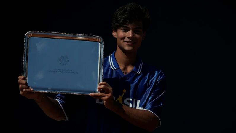 Guto Miguel e o troféu de campeão juvenil de Roland Garros (Foto: FFT)