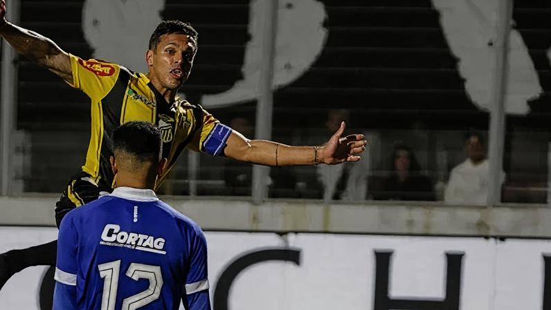Gol bizarro em jogo da Série B viraliza; confira