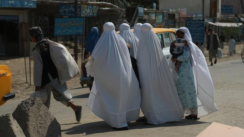 Mulheres caminhando em via urbana no Afeganistão, o 11º país da Lista Mundial da Perseguição 2026 (foto representativa)