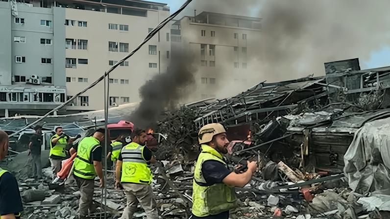 Los servicios de emergencia trabajan entre los escombros de un edificio destruido por un ataque israelí, el lunes en Tiro.
