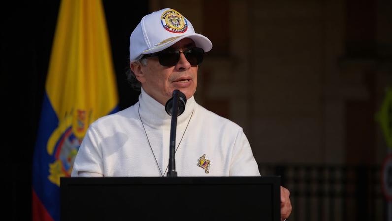 Gustavo Petro, durante el acto de instalación de la segunda vuelta electoral en la Plaza de Bolívar, en Bogotá, este domingo.