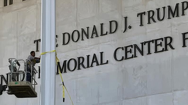 Un operario colocaba en diciembre el nombre de Trump en la fachada del Kennedy Center.