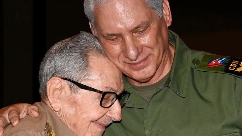 Raúl Castro y Miguel Díaz-Canel, en una fotografía distribuid por la Presidencia de Cuba este sábado.