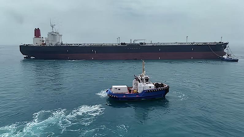 Tráfego de barcos no Estreito de Ormuz aponta para rápida reabertura após acordo