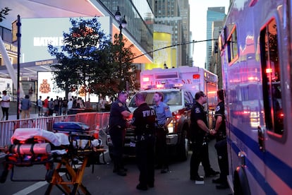 Efectivos de emergencias y seguridad se concentran en la zona del incidente en la estación Penn Station, Nueva York (EE UU), el domingo.