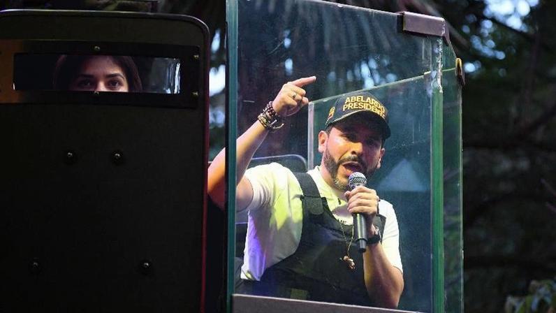 Candidato da extrema direita da Colômbia articula com Flávio Bolsonaro