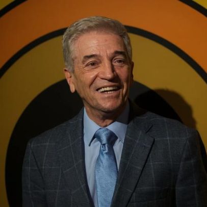Tom Dreesen, comediante pioneiro e abertura de Sinatra, morre aos 86 anos