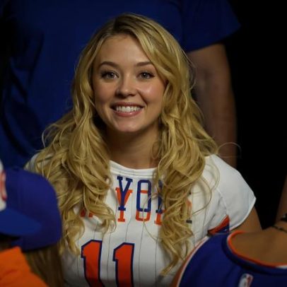 Sydney Sweeney apoia os Knicks no Finals com camiseta e relógio Cartier