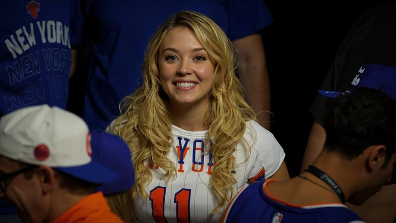 Sydney Sweeney apoia os Knicks no Finals com camiseta e relógio Cartier
