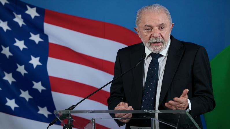 O presidente brasileiro Luiz Inácio Lula da Silva discursa durante uma coletiva de imprensa na Embaixada do Brasil após seu encontro na Casa Branca com o presidente dos EUA, Donald Trump, em Washington, DC, em 7 de maio de 2026. — Foto: AFP