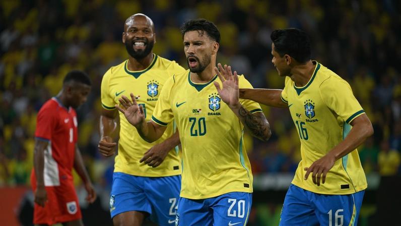 Jogadores do Brasil comemoram gol de Lucas Paquetá no amistoso contra o Panamá — Foto: AFP