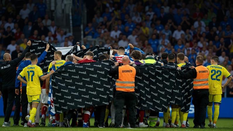 Eriksen cai em campo, jogo é paralisado e jogador é atendido pela equipe médica