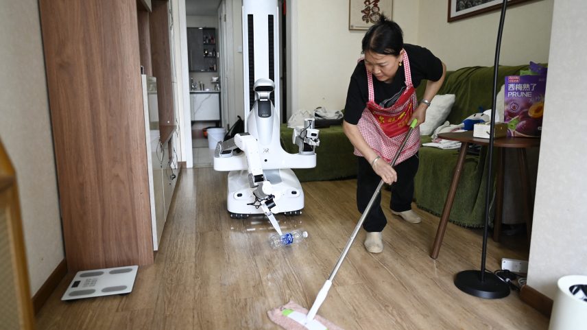 Robôs em casas chinesas realizam tarefas domésticas e aprendem com erros